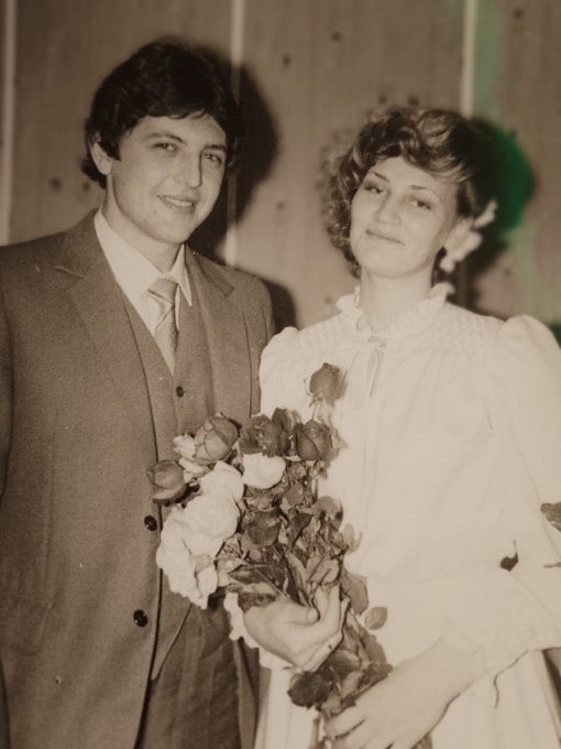 Мне не нравились готовые белые платья из гипюра и кружев как тюль с окон и фату я не любила и не хотела, поэтому поехали в известное ателье на Краснопрудной. Подобрала ткань цвета чайной розы, называлась "Колибри". Жениху костюм тоже шили на Краснопрудной - серо-стального цвета.