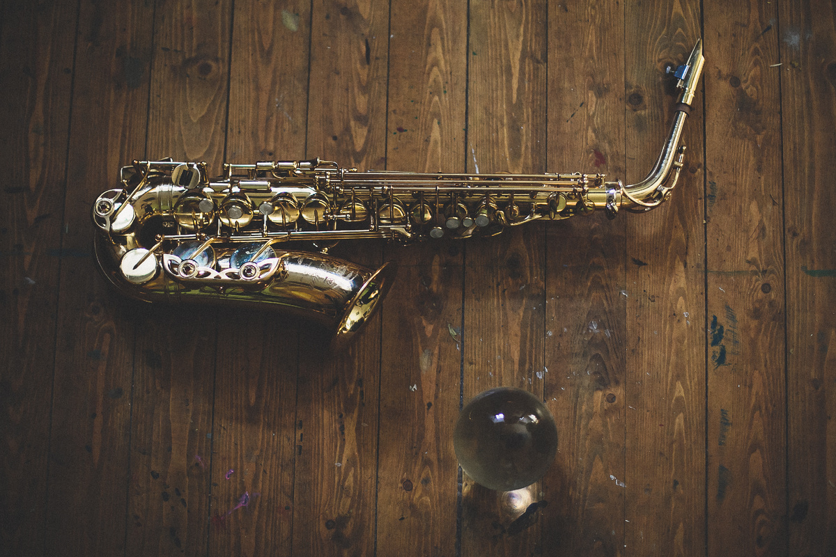 На этом чудесном саксофоне я играю)