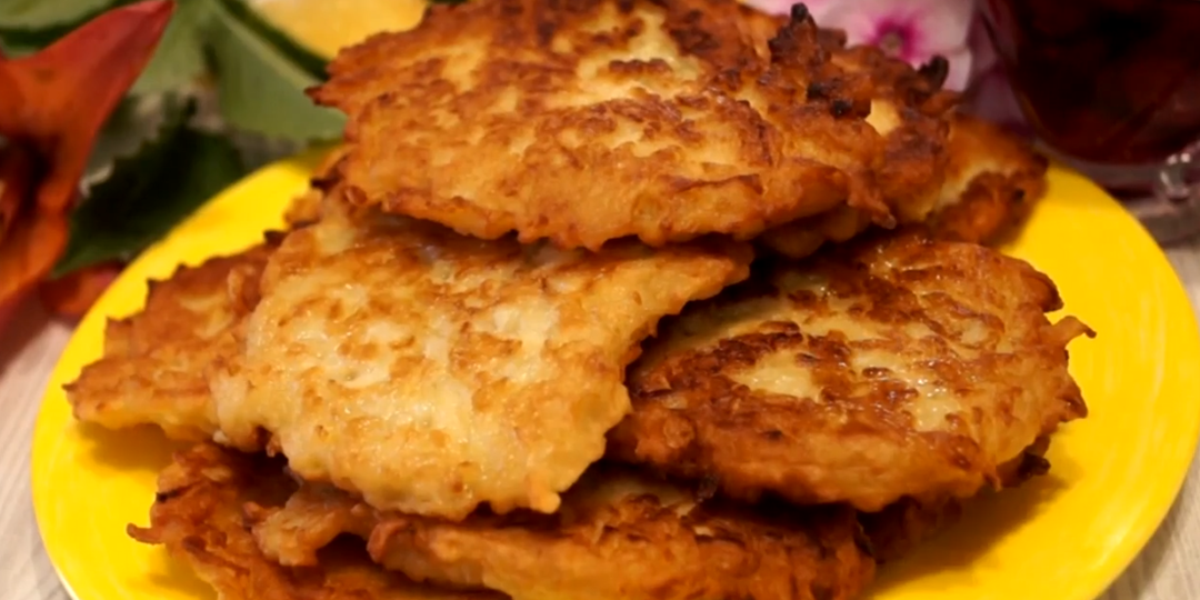 Яблочные оладушки "Минутка". Получаются нежные, сочные, ароматные, приведут в восторг и поднимут настроение.