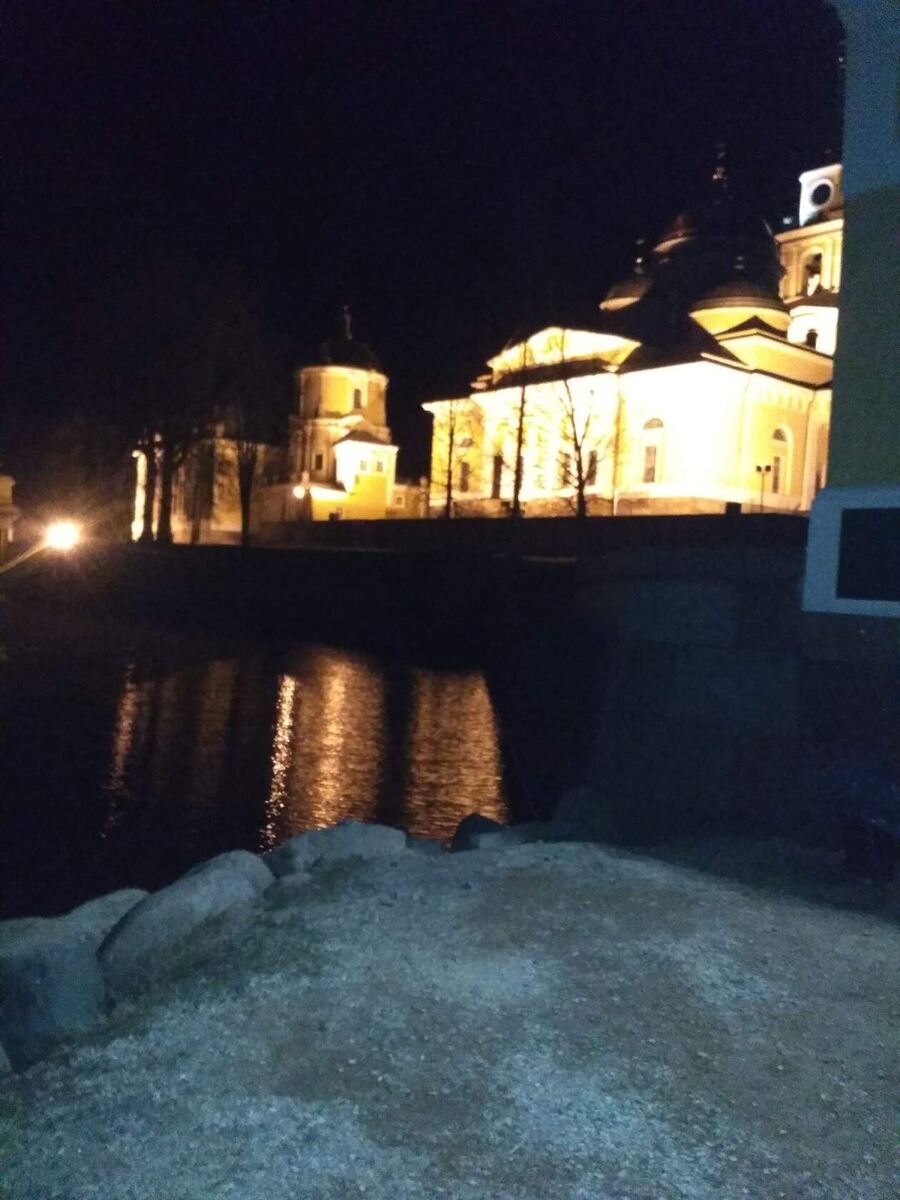 Освещение монастыря в пасхальную ночь. Кстати, в виду того что Селигер расположен намного ближе к северу, в преддверии майских праздников лед на озере Селигер еще не до конца растаял