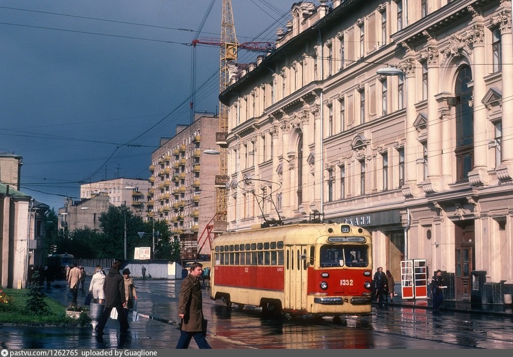 Бауманская улица, за трамваем виднеется вывеска "Ткани", 1978 год. Автор: Peter Haseldine.