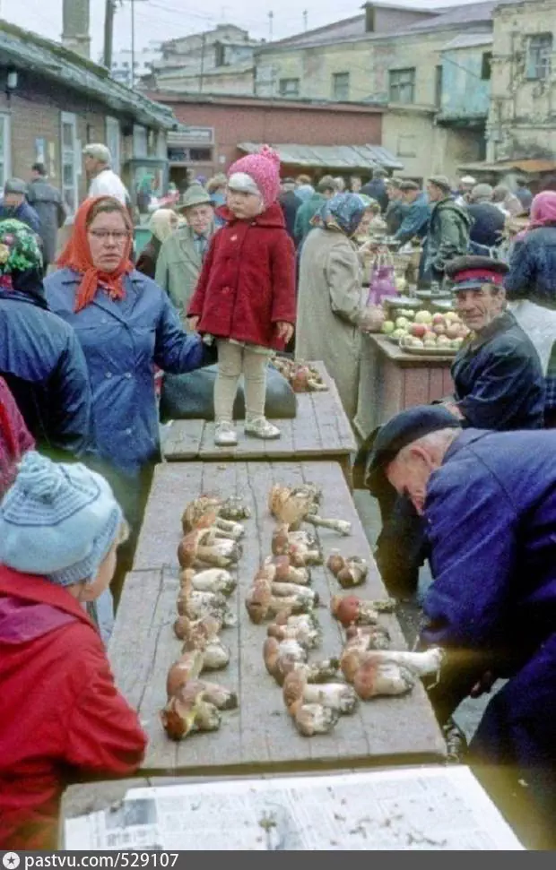 На Бауманском (Немецком) рынке. Источник https://pastvu.com/p/529107.