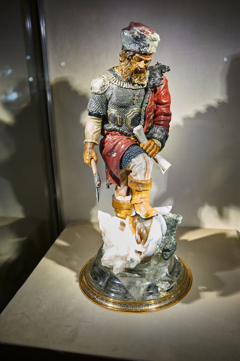 Ермак.Ермак — казачий атаман,присоединивший уральские и сибирские земли к Московскому княжеству,значительно расширив еготерриторию на Восток. Студия "СВЯТОГОР". Автор и мастер: Иван Голубев. шлифовщик: Алексей Атемасов ювелиры: Дмитрий Евдокимов. Материалы: яшма, халцедон, агат, пирит, горный хрусталь,кремень, золото,серебро, латунь
Фотография  автора © Ю.А. Карачев 2018 год, Сайты: ykarachev.ru "Фото и Жизнь"  год и lori.ru/Karachev. Приобрести   фотографии  автора можно на https://lori.ru/Karachev