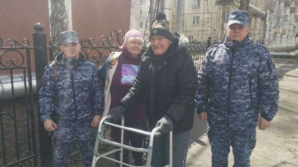    Потерявшегося пенсионера в Бийске нашли сотрудники Росгвардии. Источник: Пресс-служба Сибирского округа войск национальной гвардии России