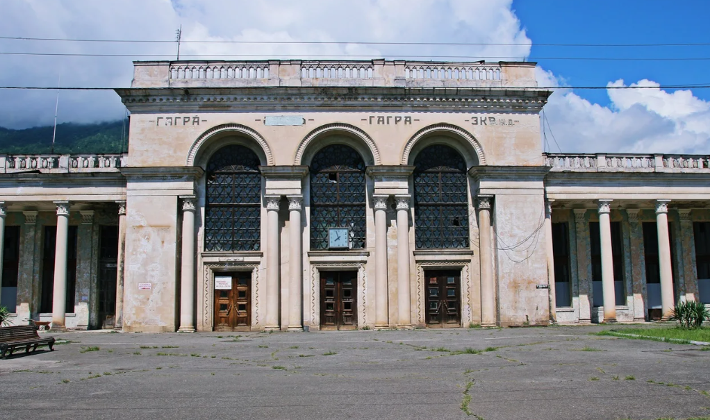 И так практически везде, кроме сувенирной станции в Новом Афоне, но про нее позже