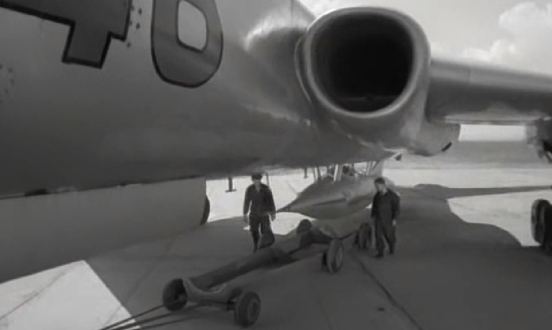 "Циклон" подвешен под фюзеляж носителя Ту-16 (с) Кадр из фильма