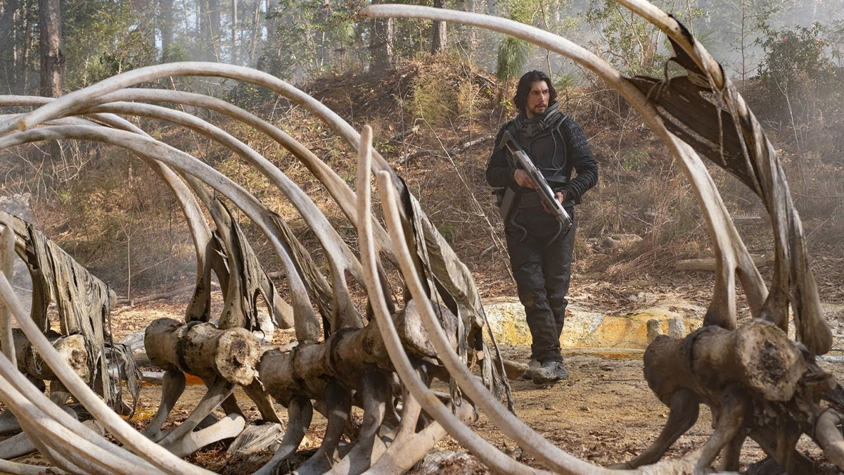 Несколько удивляет равнодушие, с которым Миллс проходит мимо таких останков (с) Кадр из фильма