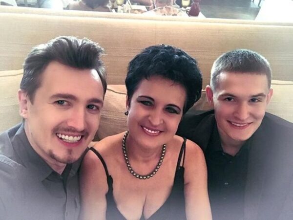    Елена Голунова с сыновьями Владом и . Фото .cosmopolitan.ru