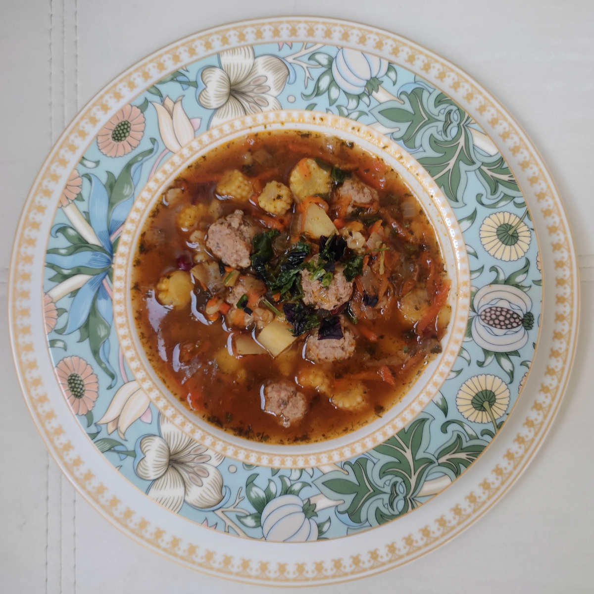 Пример сервировки супа с фрикадельками 