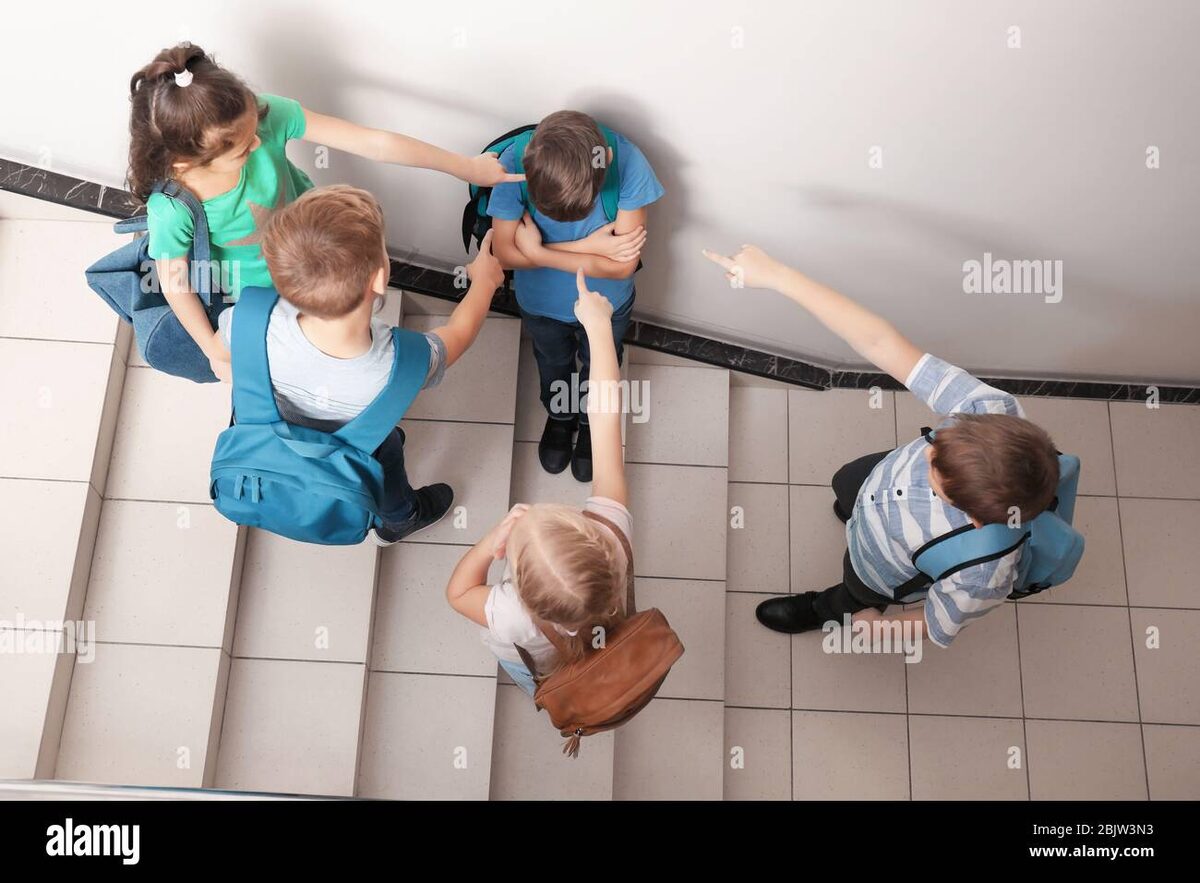    Зачем в школьных туалетах нет дверей?