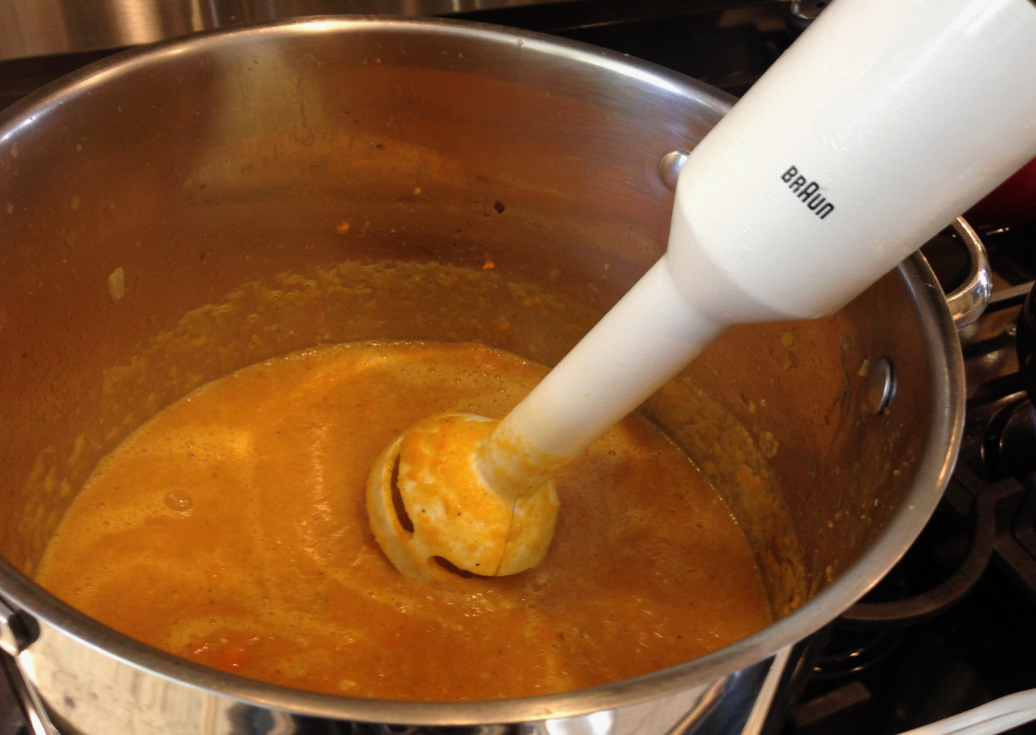 Измельчение блендером супа в кремовую массу. Источник фото storage.googleapis.com