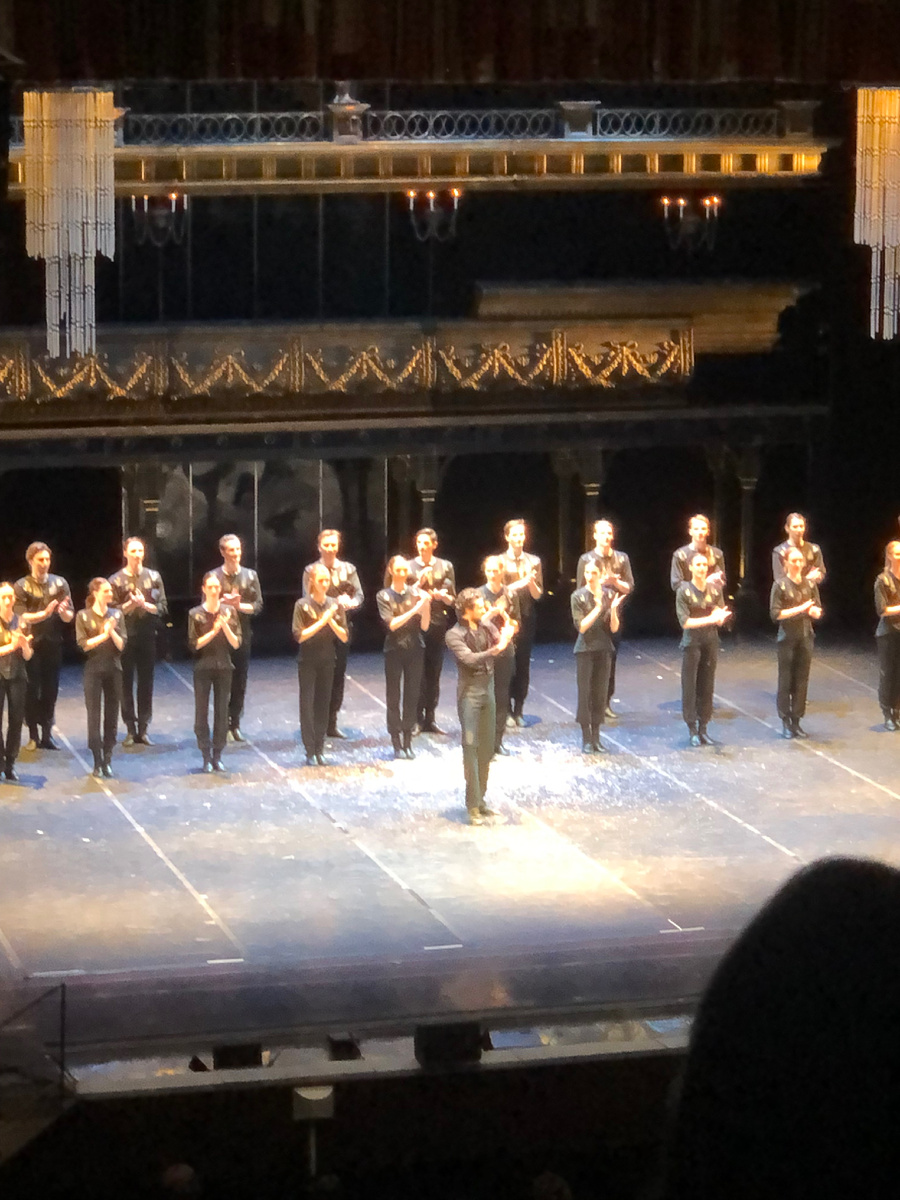 Поклоны, декорация для сцены "В театре".