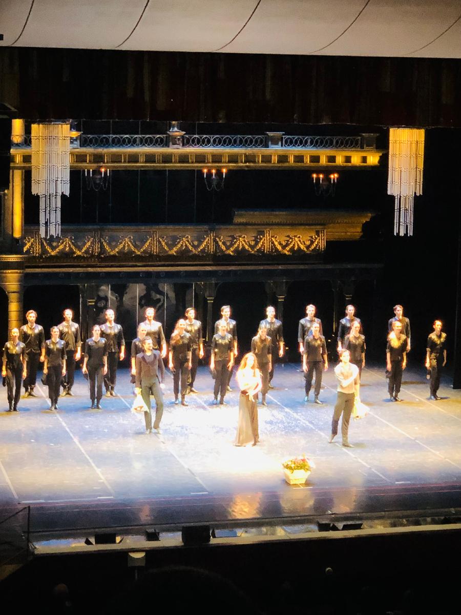 Поклоны: кордебалет и герои балета.