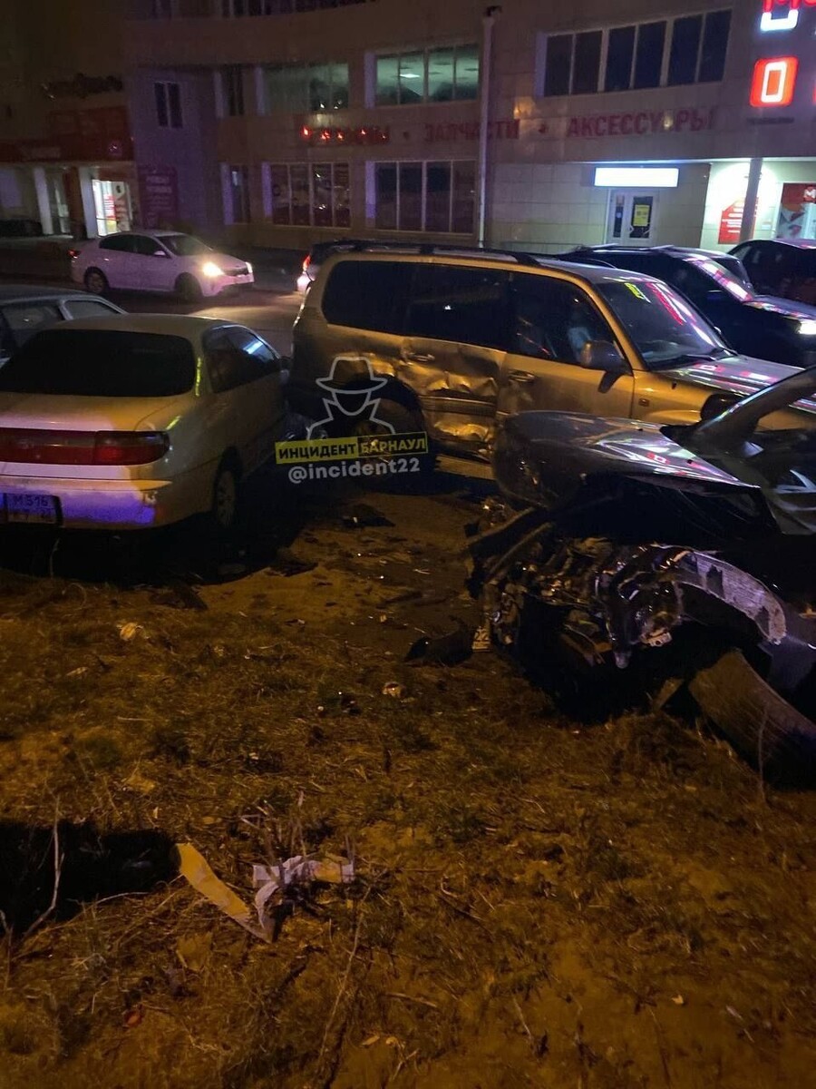    Авария на Павловском тракте в Барнауле. Источник: "Инцидент Барнаул"