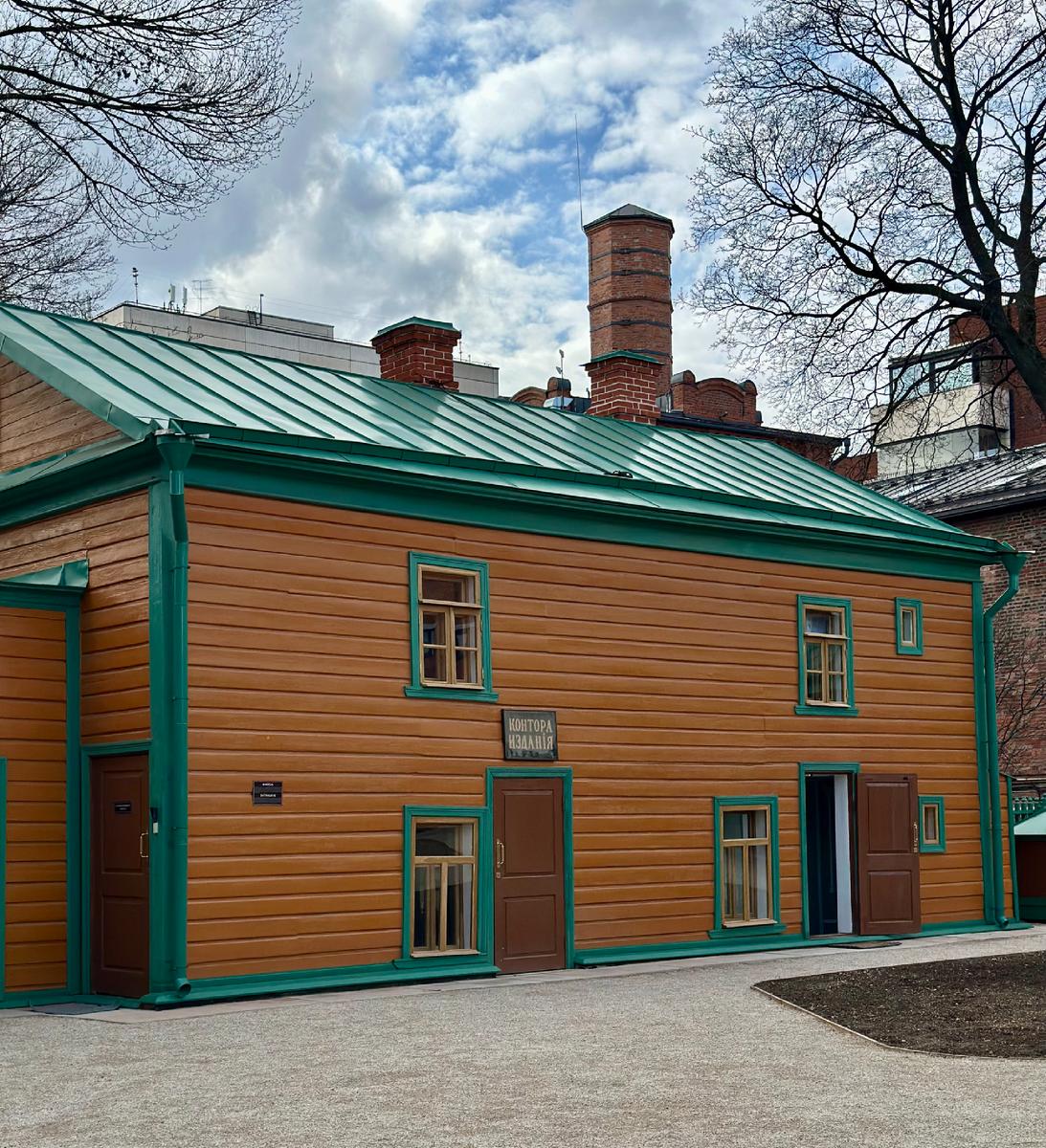 Одно из зданий на территории усадьбы 