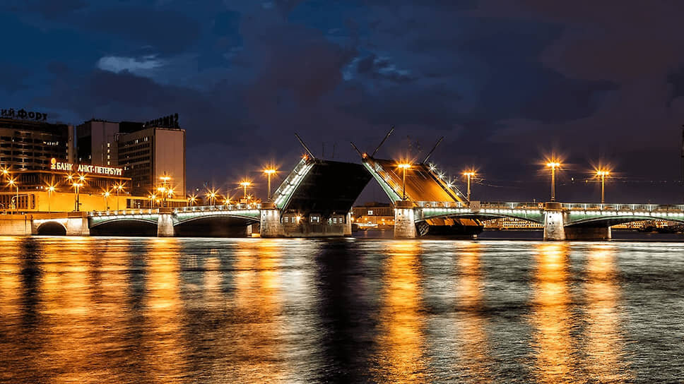 Разведенный Сампсониевский мост через Большую Невку в Санкт-Петербурге..📷Фото: СПб ГБУ «Мостотрест»