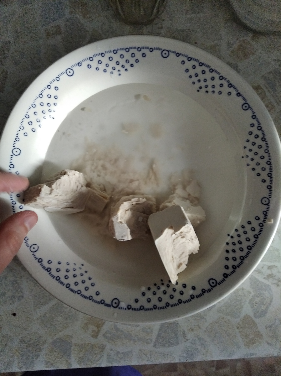 Растворяю дрожжи в воде