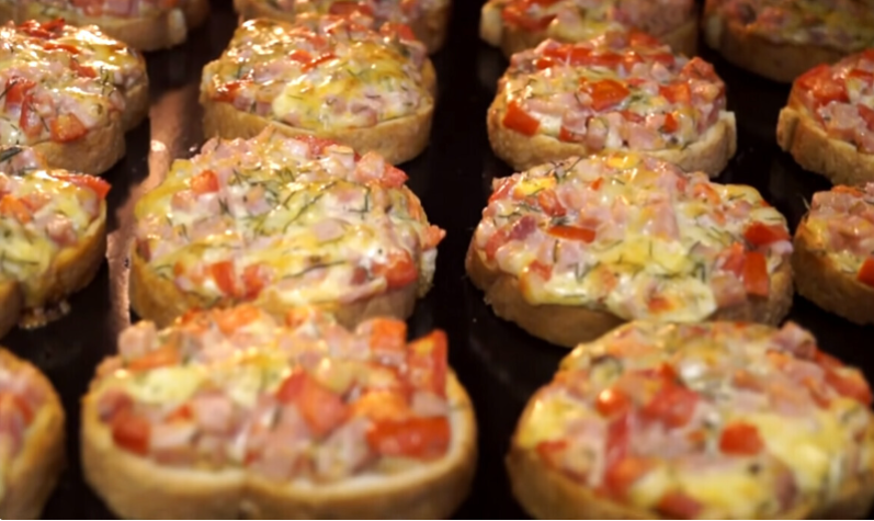 Бутерброды «Ленивая пицца». Это вкуснейшее угощение, которым можно накормить семью и внезапно нагрянувших гостей.