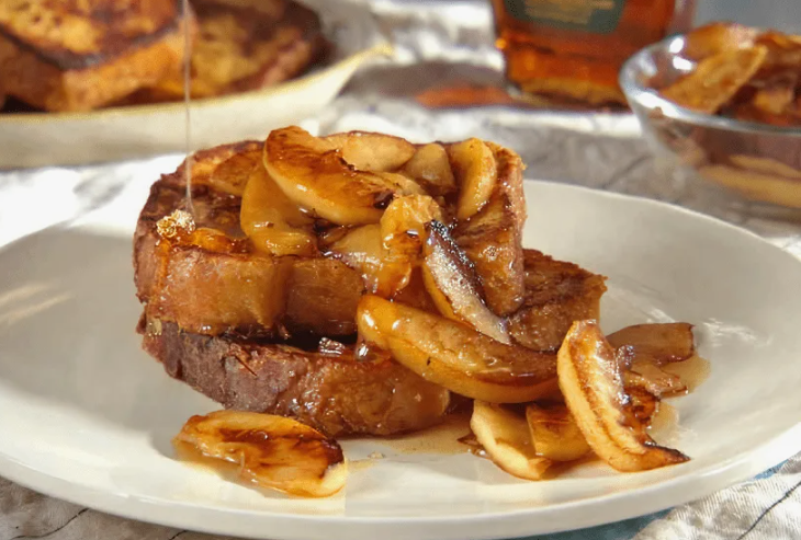 Тост на завтрак с яблоками и корицей. Источник фото pudov.ru