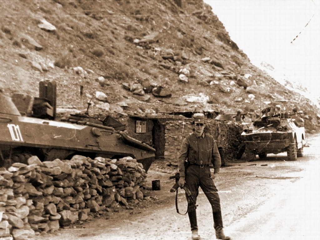 12й пост дороги Кабул-Джелалобад. на фото Ямщикоа И.А. А а сзади он,мойБРДМ .фото из архива Клопцова В.В.