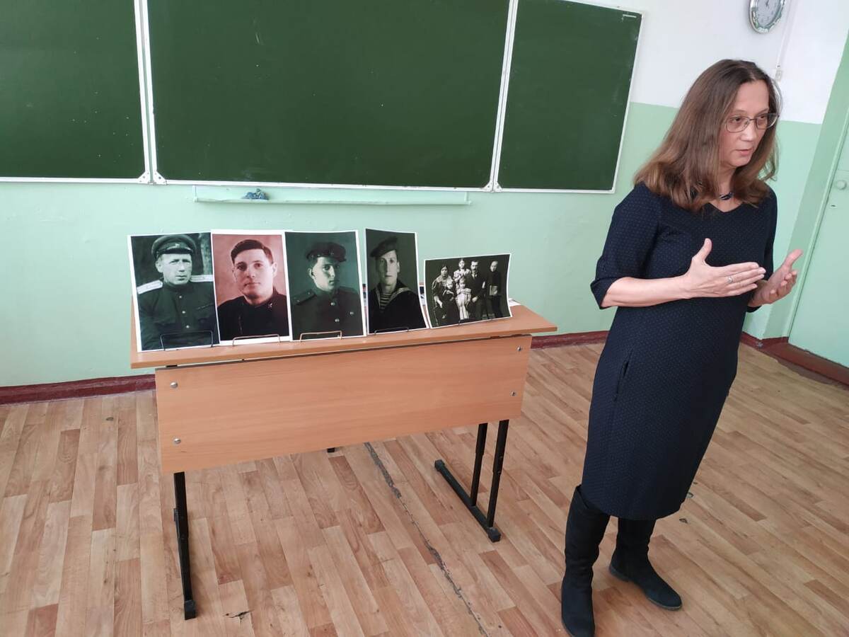 Э. Кочеткова  на уроке истории в своей школе на о. Русский 