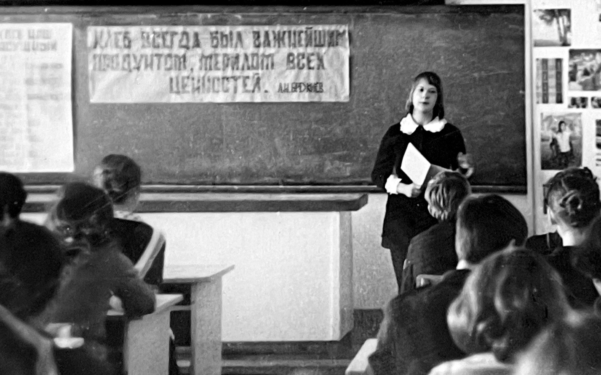 У доски ученица Э. Кочеткова делает доклад по истории на материале романа М. Шолохова «Поднятая целина». 