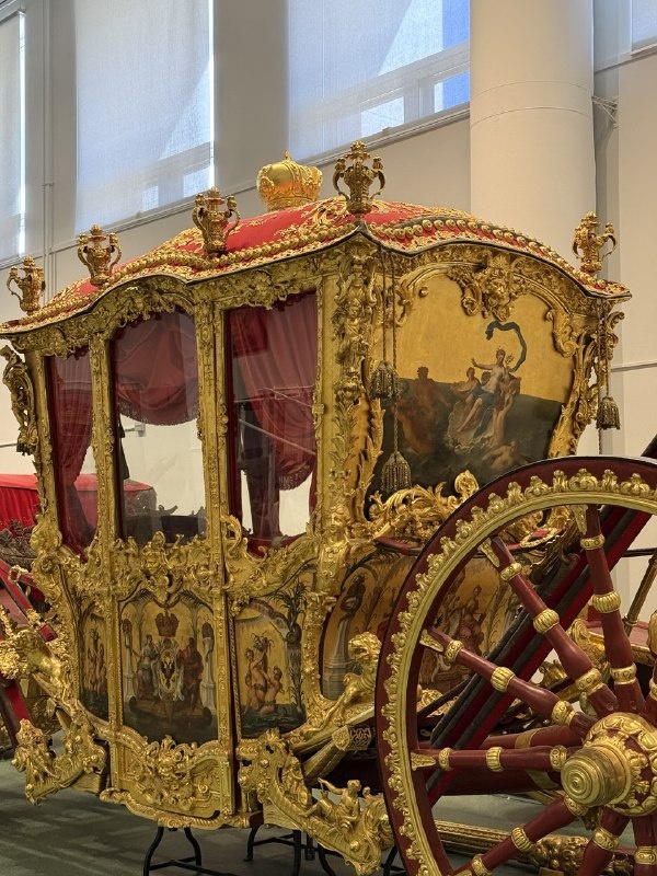 Единственное, что разрешают фотографировать в Фондохранилище Эрмитажа - Карету для коронаций.  