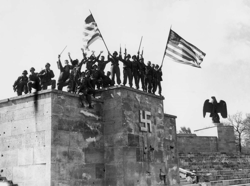 На площади Гитлера был поднят флаг Америки. 20 апреля 1945 года ***