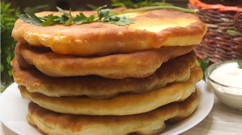 Пышные лепешки на кефире: не удивляйтесь, если родные соберутся за столом раньше времени