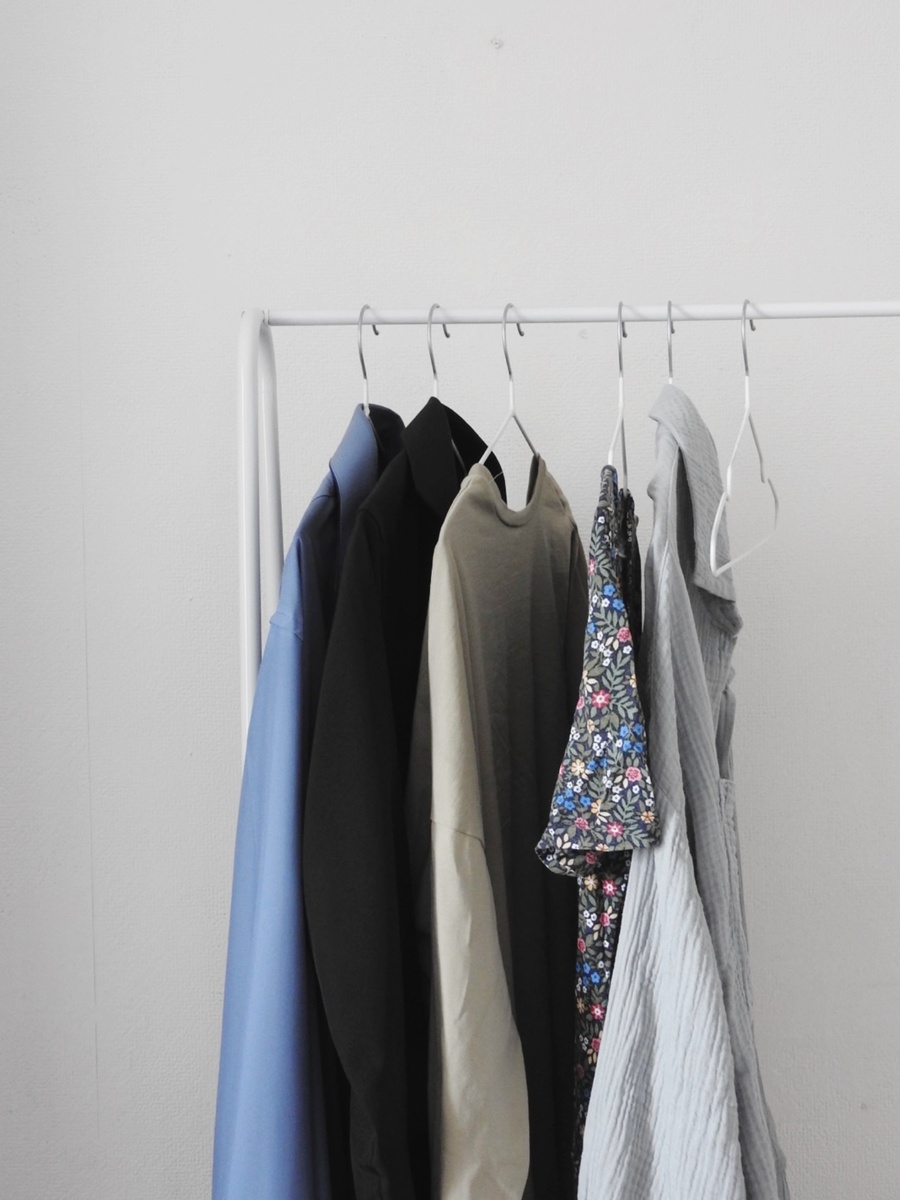 Напольная вешалка с одеждой