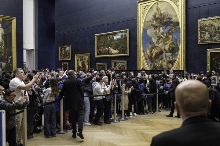 Толпа стоит перед «Моной Лизой» в Лувре в Париже 27 февраля 2025 года. (ЭРИК БРОНКАР / ГАНС ЛУКАС / AFP)
