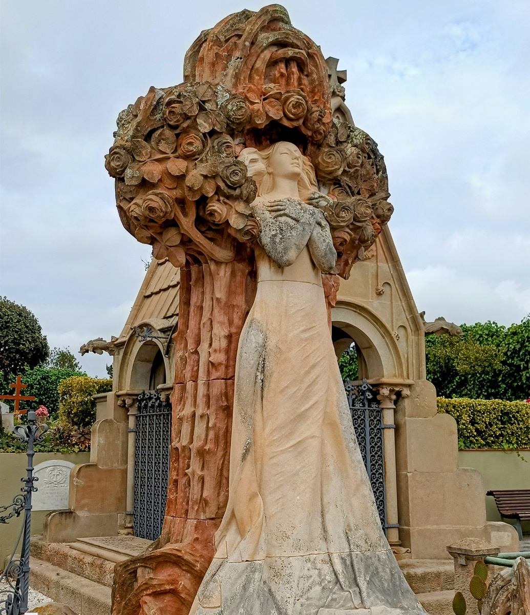 Надгробие 1908 . Автор Ismael Smith . Льорет де Мар. Коста Брава. Испания.Фото автора 