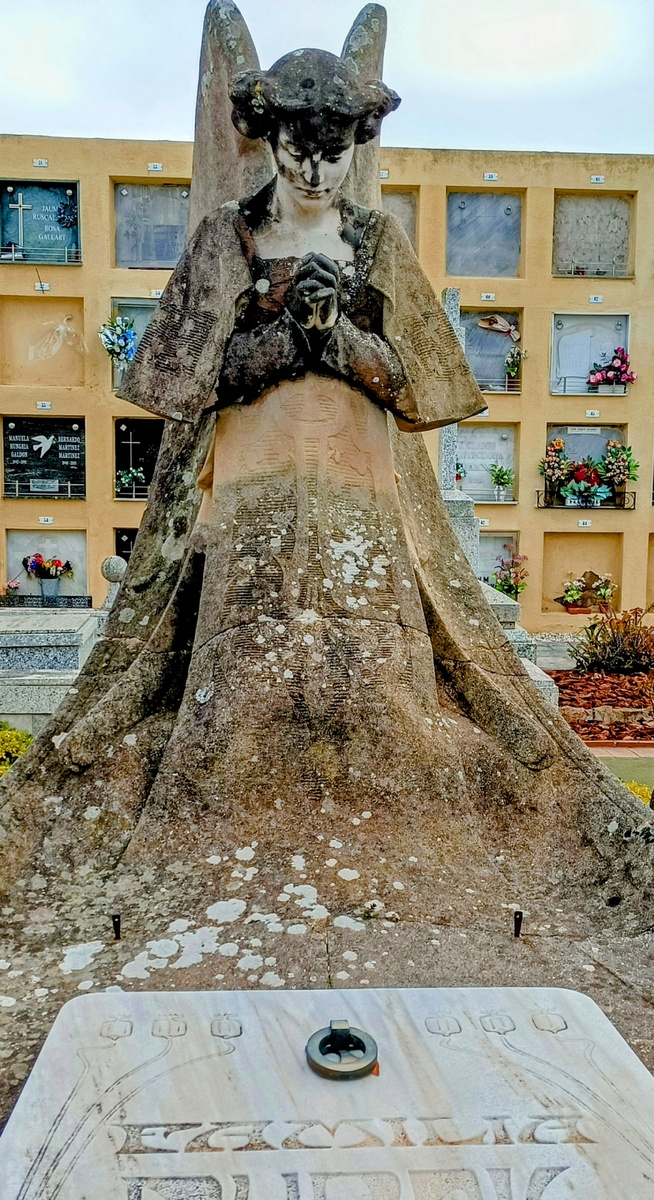 Гипогей Дюраль и Каррерас (1903 г.) – Архитектор: Бонавентура Кониль и Монтоббио.Lloret de Mar. Каталония. Испания.Фото автора 