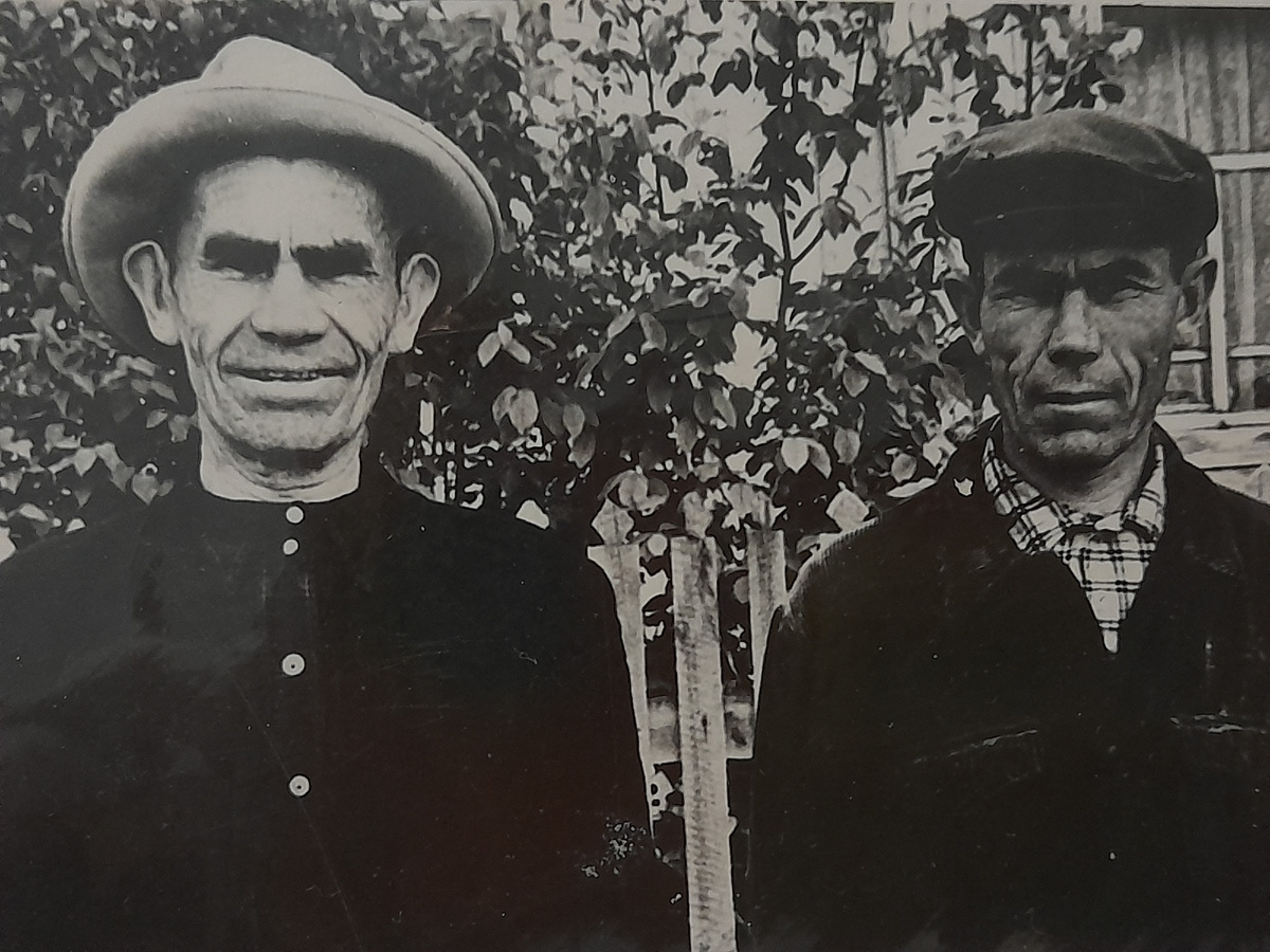 Фото из семейного архива. Мой дед Якупов Хаматнур Ахмадиевич (справа) со своим отцом Якуповым Ахмади Якуповичем (слева)