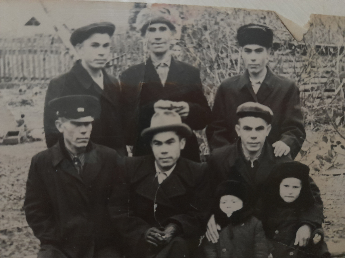 Фото из семейного архива. Мой дед с отцом и братьями (их у него было шесть, на фото четыре).