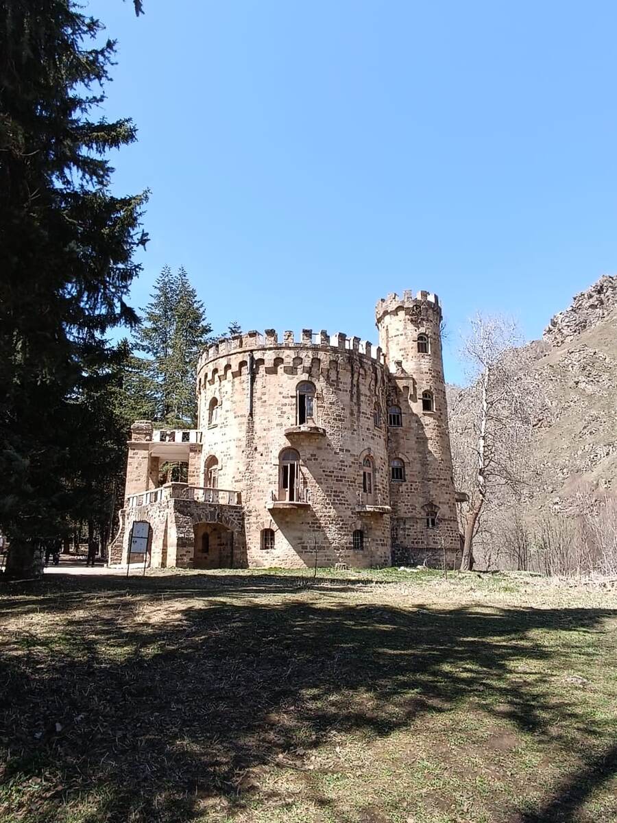 Старый Замок в Долине Нарзанов.