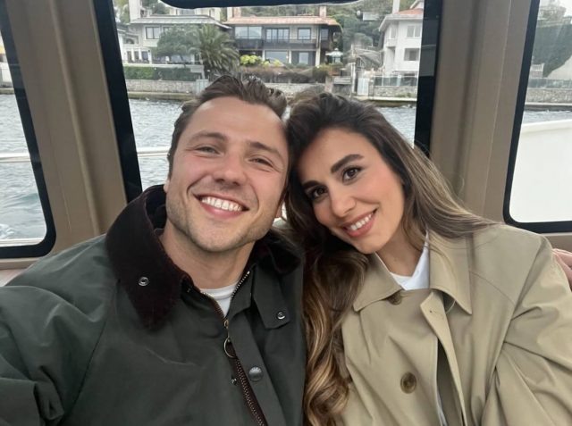    Толга Сарыташ с женой. Фото: социальные сети