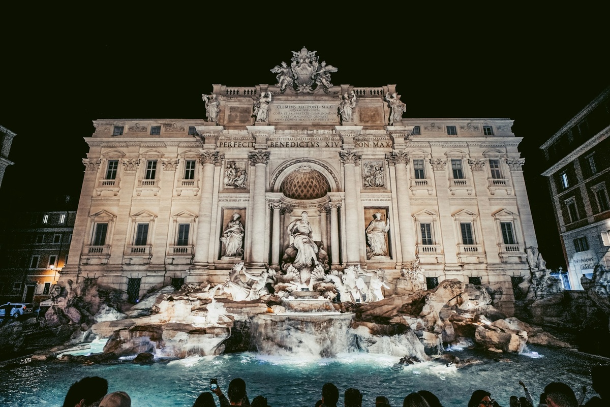 Фонтан Треви, расположенный на пересечении трех дорог (tre vie), отмечает конечную точку Аква Верджине 