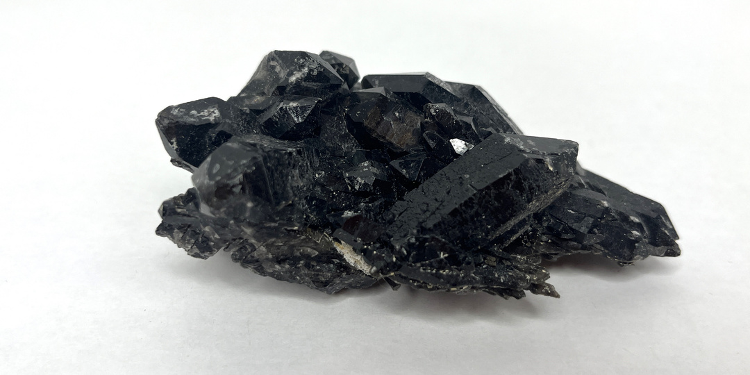 Почему морион черного цвета? Тайна самого тёмного кварца.