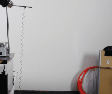 Сплав при нагревании "вспоминает" свою прежнюю форму.