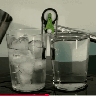 Пружина расширяется в холодной воде = она тянет с меньшей силой. Пружина сжимается в теплой воде = она тянется с большей силой. Шкив с малой шестерней имеет механическое преимущество перед шкивом с большой шестерней, поэтому он «выигрывает».