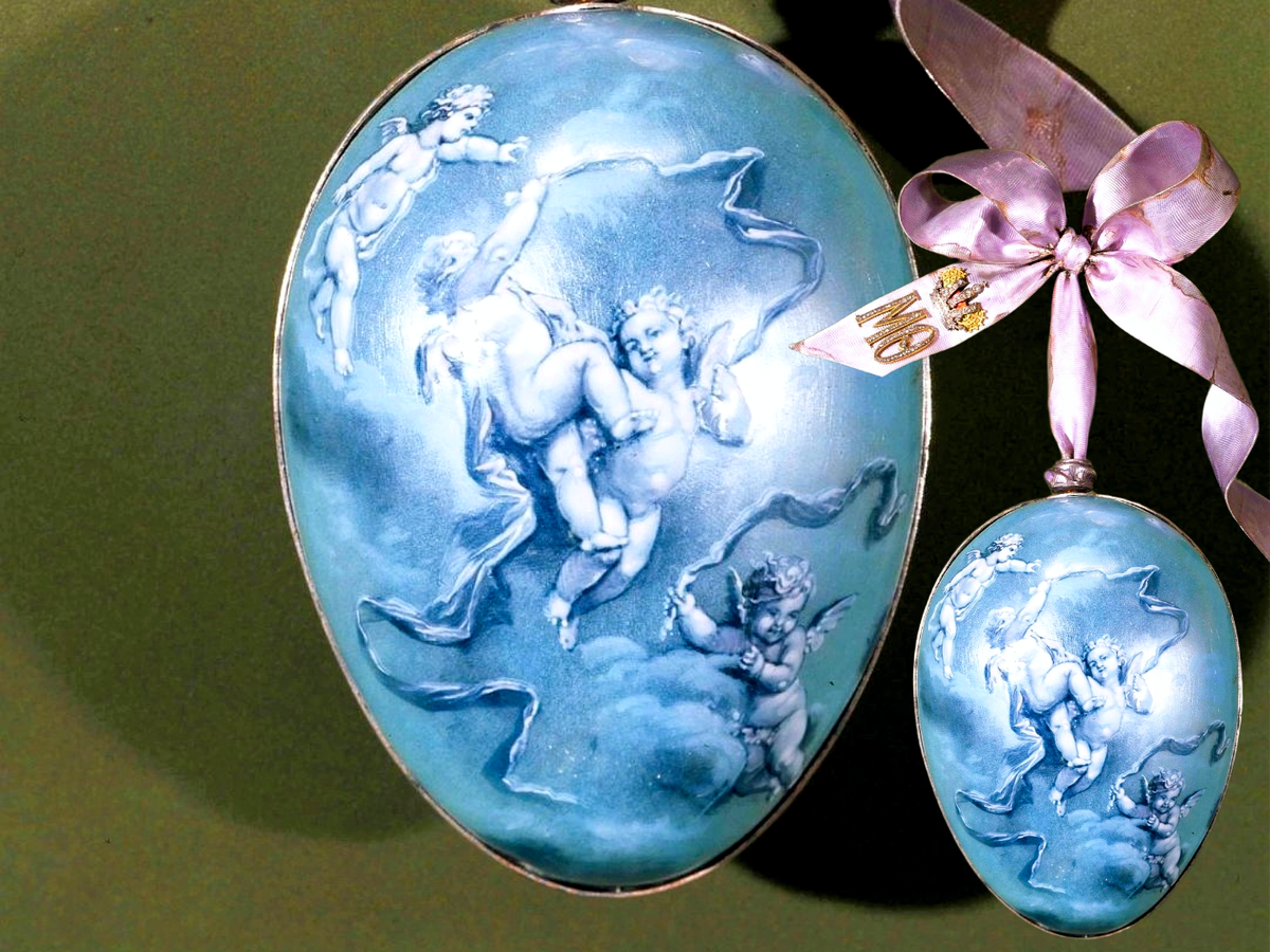 Яйцо серебряное с металлической лентой (имитация шелкового банта), конец XIX-начало XX вв., cеребро, золото, алмазы-розы, эмаль, бархат, шелк. Размеры: 11×8,5 см (яйцо); 13,8×9,2 см (бант). Экспонат Эрмитажа