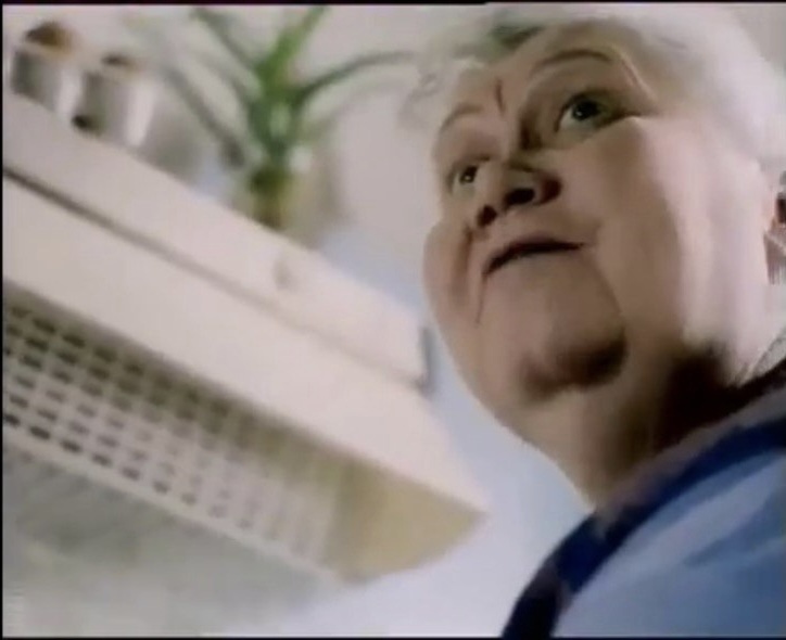 Узнаваемый образ свекрови из рекламы рафинированного подсолнечного масла в исполнении Галины Стахановой, 2000-е гг. Скрин из интернета