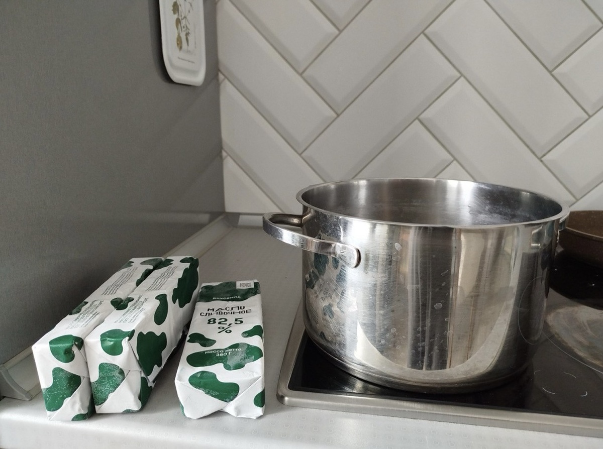 Топим сливочное масло. Приготовили масло и большую кастрюлю