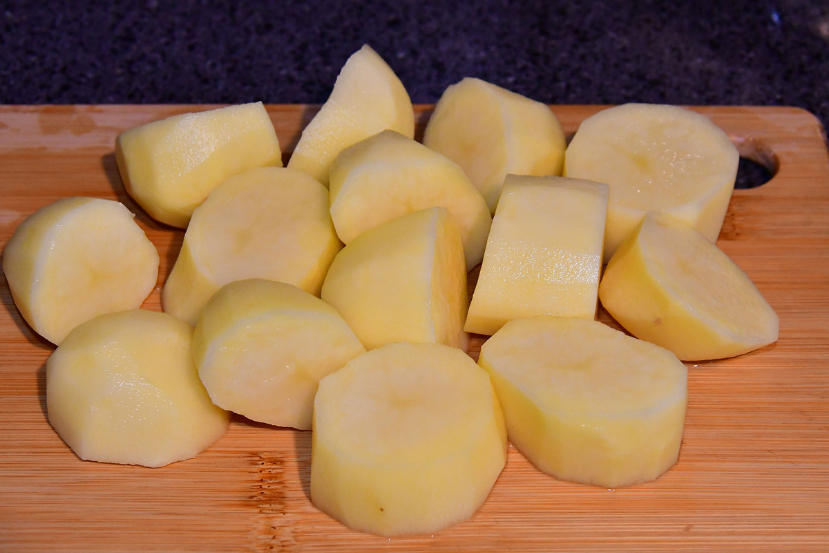 Нарезаем картофель