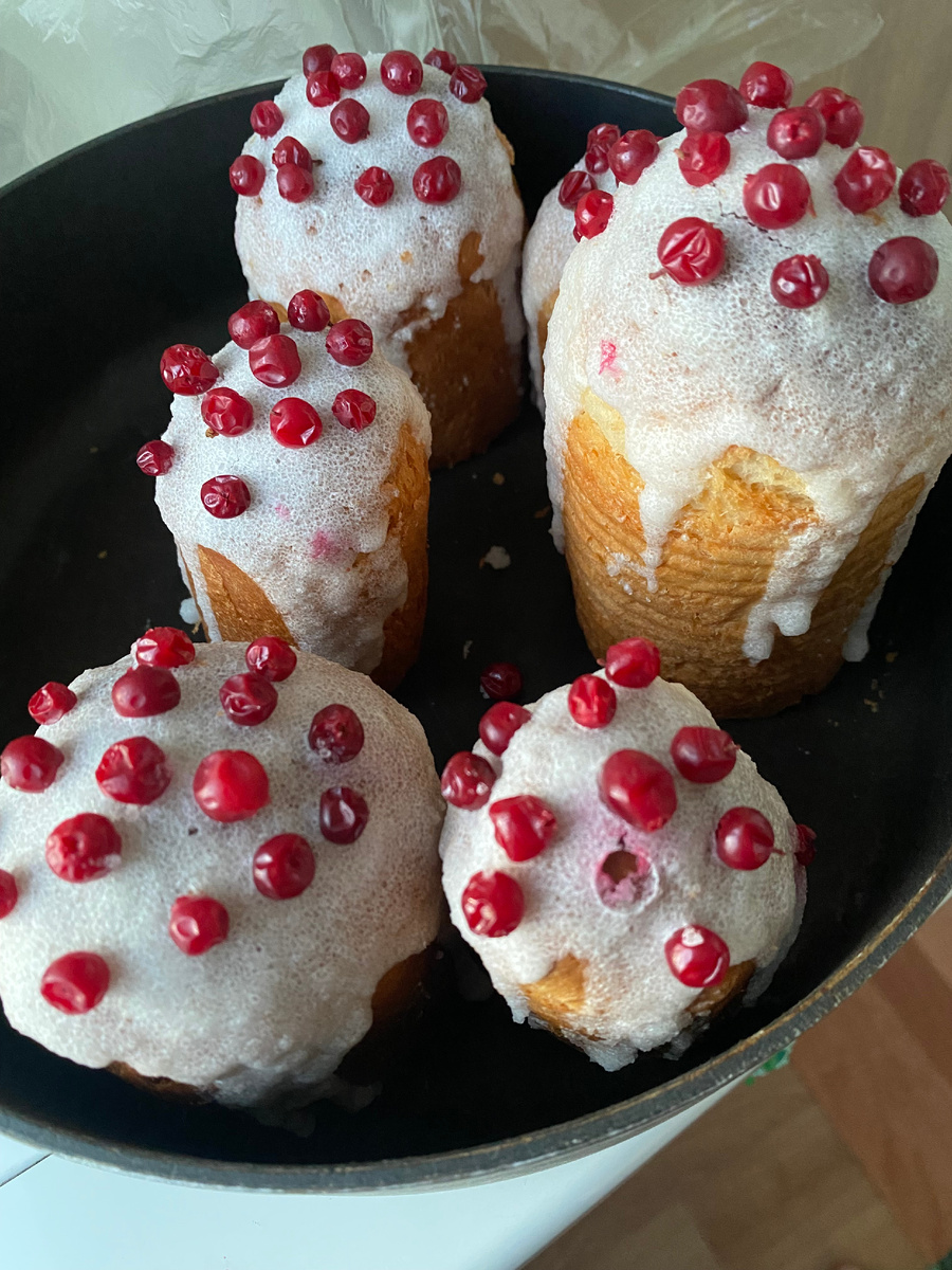 Маленькие куличи украшены брусникой (для подарков и на работу)...