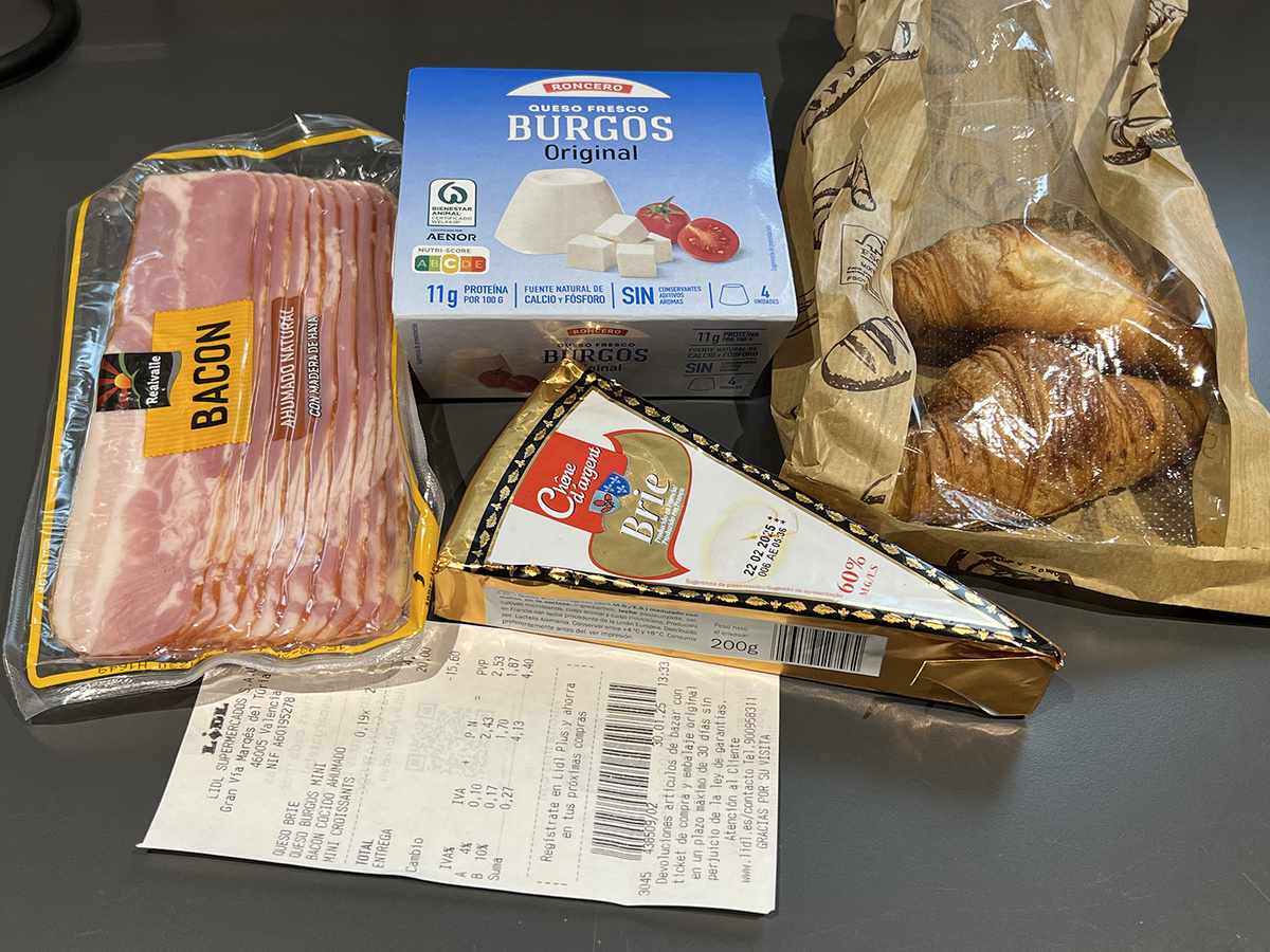 Набор продуктов, купленный в Лидле за 4,4 евро. Фото автора