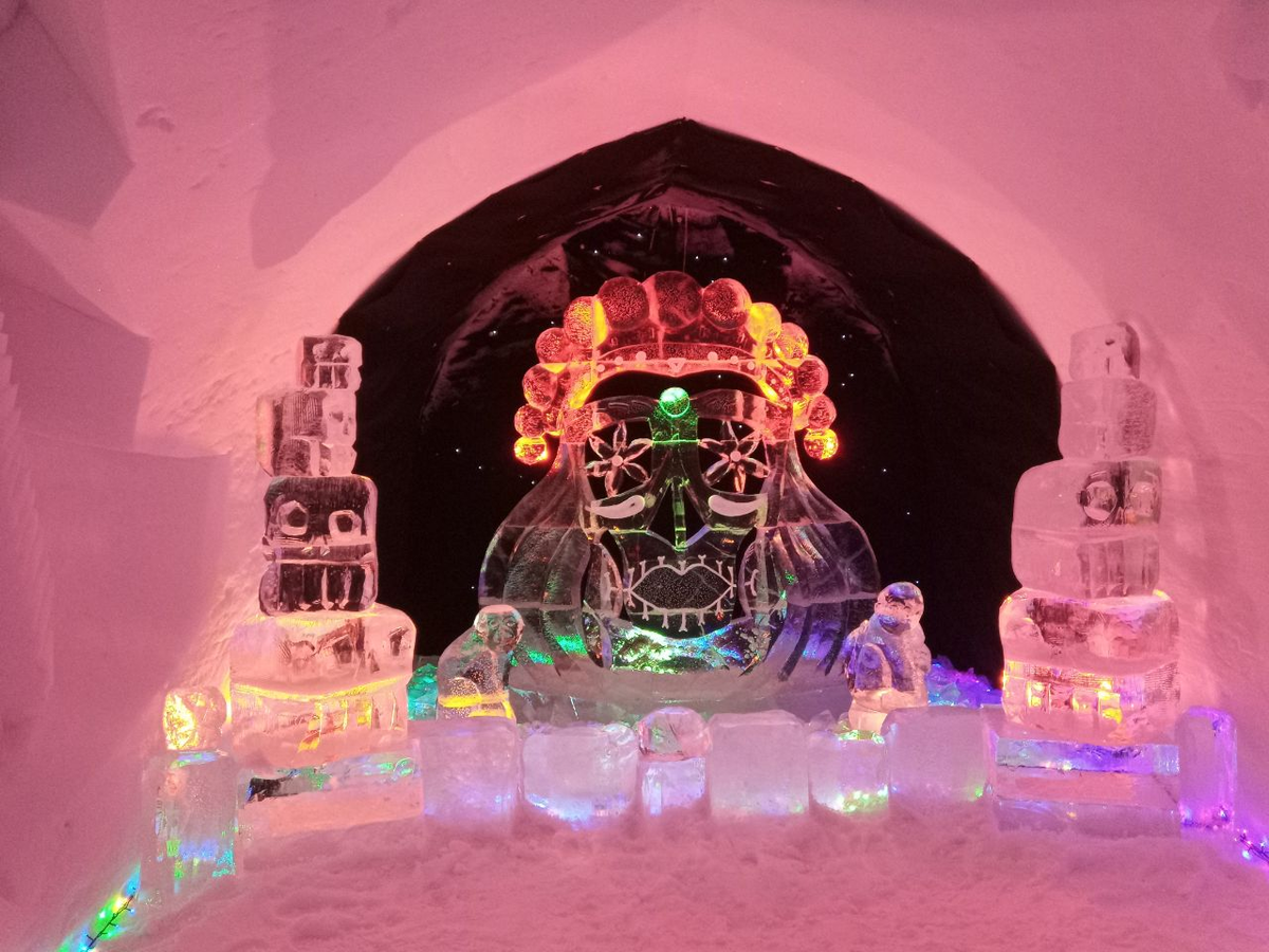 Ледяные фигуры в Снежной деревне