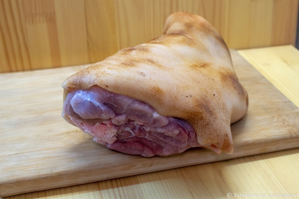 Рульку чистит и моет