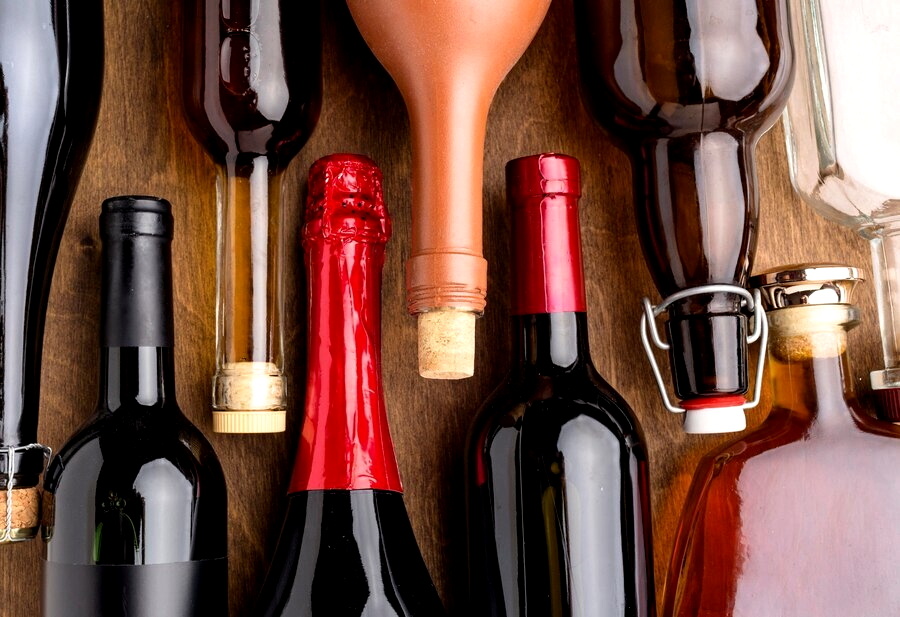 Бутылки с колпочками и пробками. 